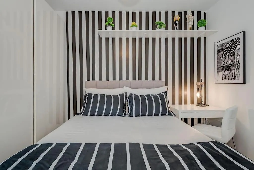 Spacious Lux Beach Apartment 스플리트 0*,  크로아티아