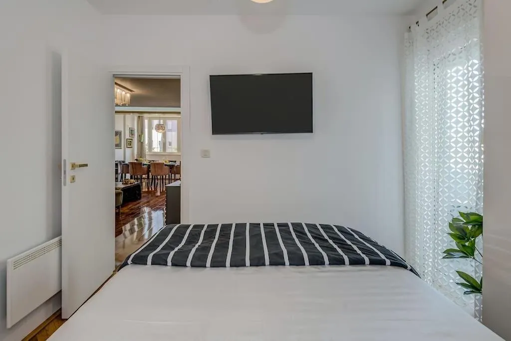 Spacious Lux Beach Apartment 스플리트
