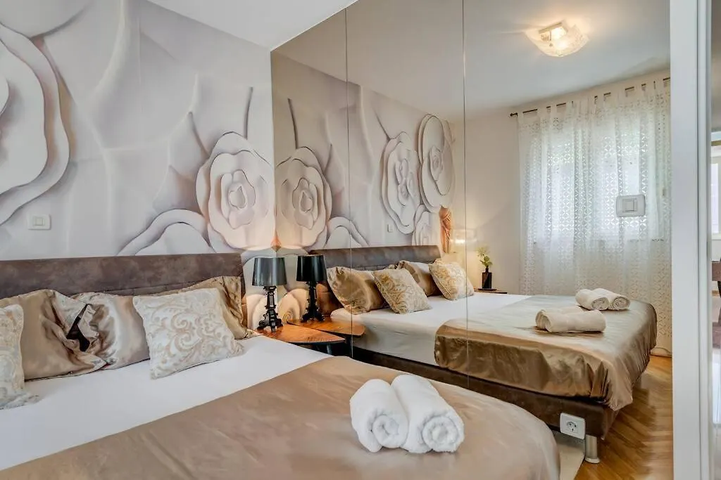 Spacious Lux Beach Apartment 스플리트